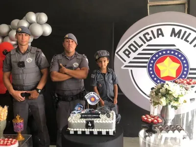 Policiais participam de festa de aniversário de criança fã da PM em SP