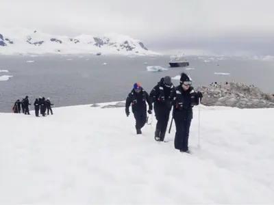 Icebergs, sobrevoo de helicóptero e até museu: uma expedição na Antártica 