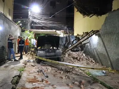 VÍDEO: casa desaba, atinge carro e mata mulher no RJ