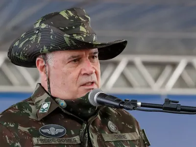 General Freire Gomes responde mais de 300 perguntas em depoimento na PF