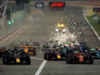 Sainz supera Leclerc e Russell bate Hamilton nos duelos internos da F1 em 2024