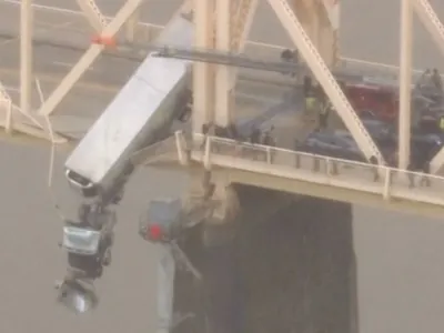 VÍDEO: motorista é resgata de caminhão pendurado em ponte nos EUA
