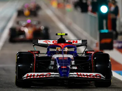 Tsunoda 'joga o carro' em Daniel Ricciardo após ser obrigado a ceder posição