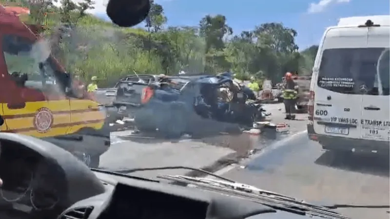 Acidente entre caminhão e dois carros causa morte de um homem na Dutra em Pinda