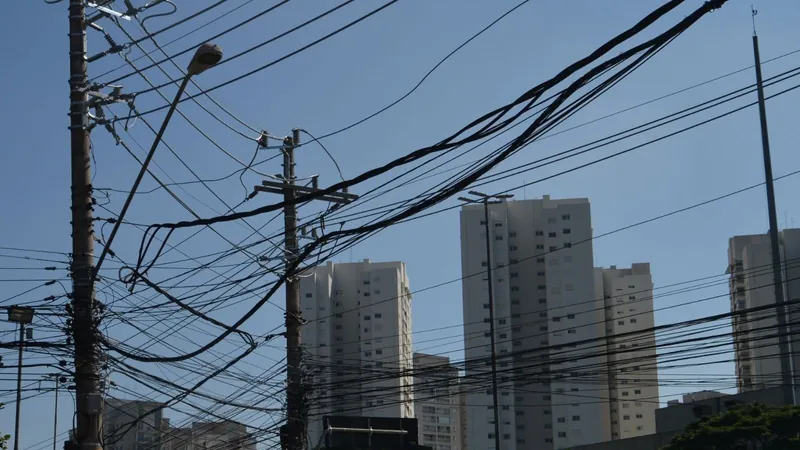 Fiações elétricas emboladas e mal instaladas colocam em risco a população