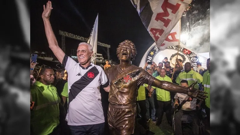 Roberto Dinamite durante inauguração de sua estátua em São Januário