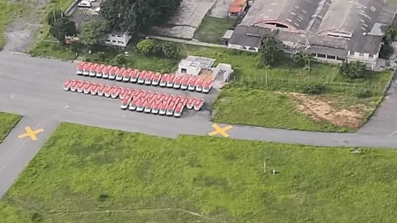 Ambulâncias abandonadas no antigo Aeroporto Carlos Prates