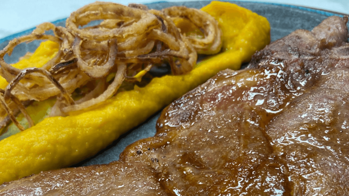 Copa-lombo com purê de abóbora e cebola frita | Band Receitas