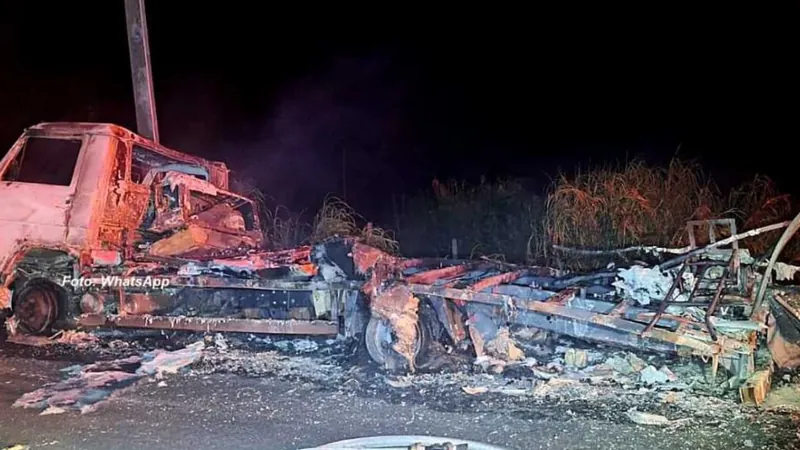 Caminhão é destruído por incêndio após pane elétrica