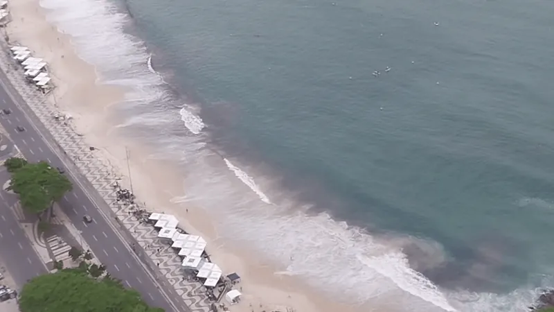 Coloração arroxeada presente na Praia de Copacabana tem relação com macroalgas