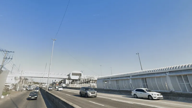 Passageiros de ônibus que usam pista lateral da Av. Brasil reclamam do trânsito