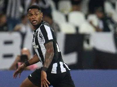 Botafogo bate LDU em casa e entra na zona de classificação