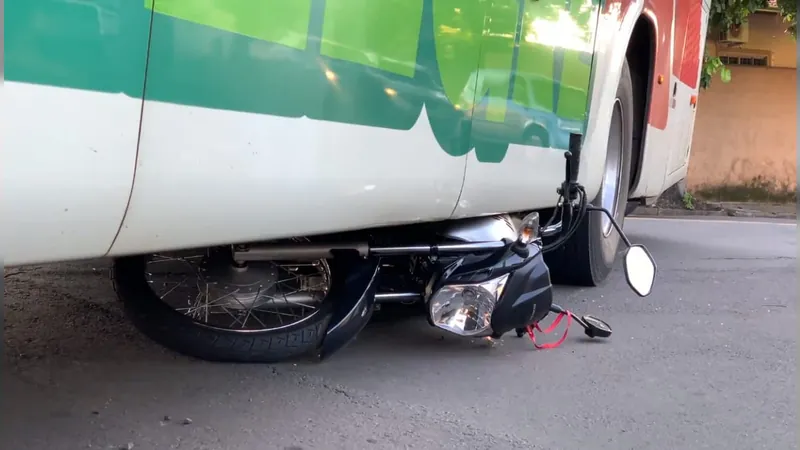 Motociclista salta da moto antes do veículo colidir contra ônibus e sai ileso