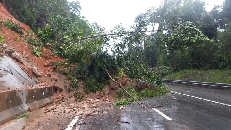 Bloqueios na Oswaldo Cruz e Serra Antiga da Tamoios chegam a mais de 30 horas