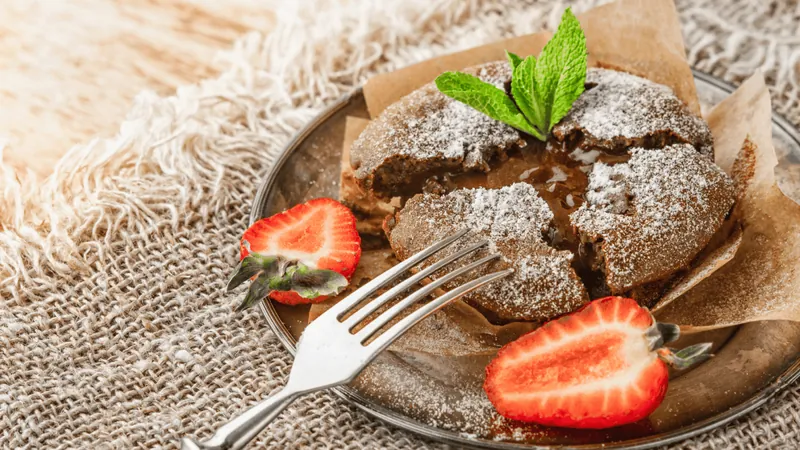 Petit gateau ou suflê? Bolinho de chocolate cremoso fica pronto em 15 minutos