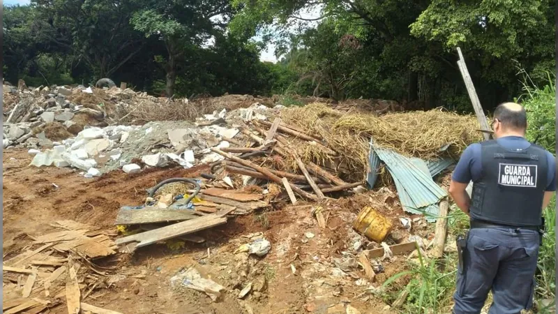 Dupla é detida por despejar entulho irregularmente em terreno de Campinas