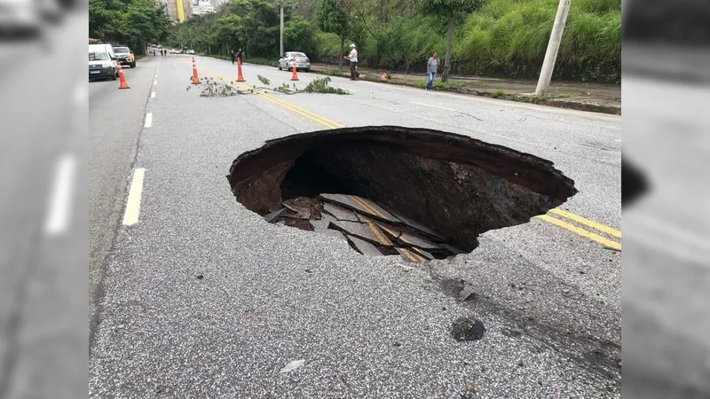 Carro é engolido por cratera e deixa motorista ferido no bairro Belvedere