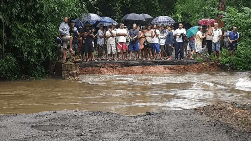 Após fortes chuvas, ponte é destruída e deixa moradores ilhados em Ubatuba 