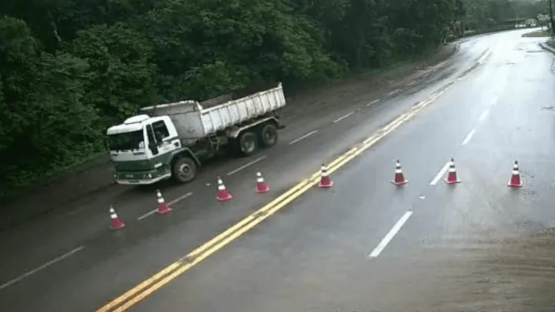 Rodovia Oswaldo Cruz e Serra Antiga da Tamoios seguem interditadas