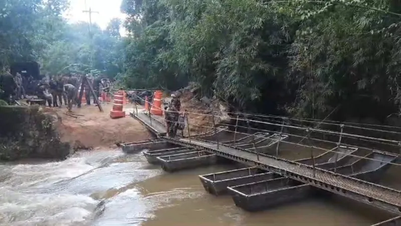 Exército e Defesa Civil finalizam ponte temporária para bairro ilhado em Ubatuba