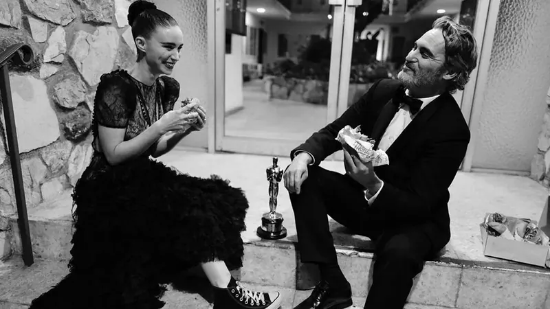 Joaquin Phoenix e Rooney Mara comendo depois da premiação