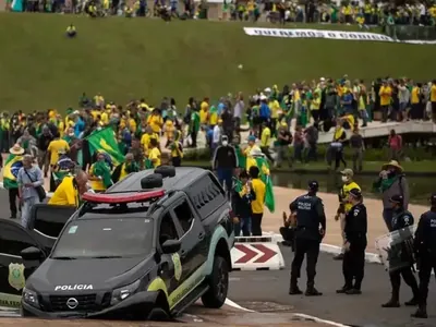 Abraço simbólico e apresentação de obras fazem parte da cerimônia em alusão ao 8 de janeiro