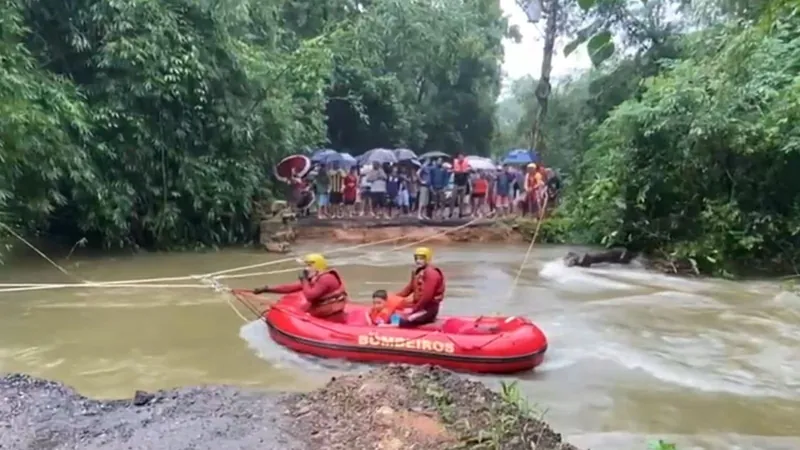 Cidade de Ubatuba (SP) decreta emergência após temporais