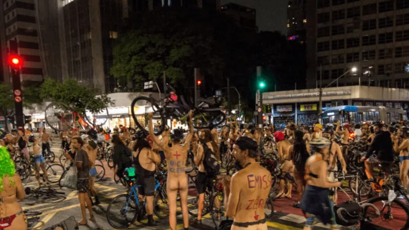 Ciclistas pedalam sem roupa em protesto em São Paulo