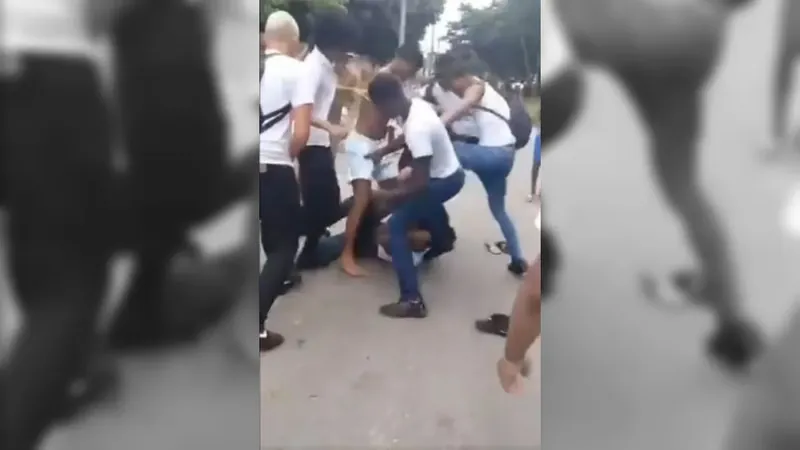 Adolescente é agredido por outros colegas na porta da Escola, em Paciência