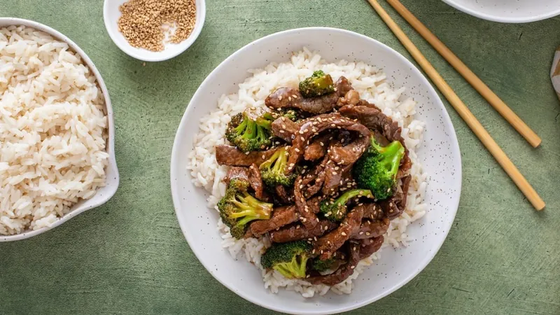 Carne com brócolis é almoço prático e tem pinta de prato de restaurante oriental