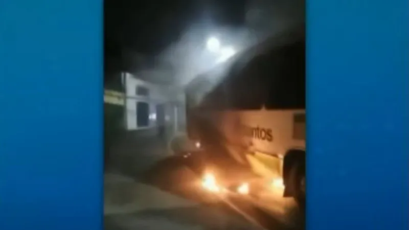 Bandidos causam terror no litoral de SP incendiando ônibus e cometendo arrastões