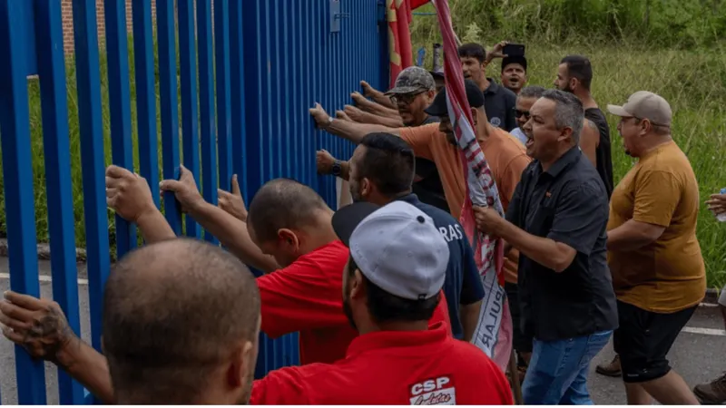 Trabalhadores da Avibras realizam protesto contra salários atrasados em Jacareí