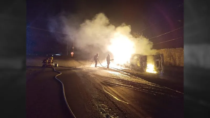 Caminhão com combustível tomba, pega fogo e atinge casas em BH