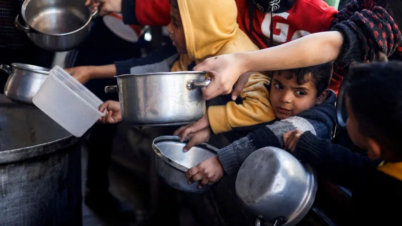 Crianças esperando por comida na Faixa de Gaza