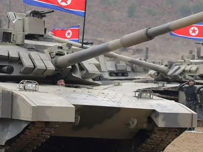 FOTOS: Em demonstração militar, Kim Jong Un pilota tanque na Coreia do Norte