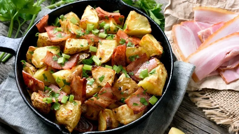 Batata com bacon simples: receita fica ainda mais gostosa com toque de chef