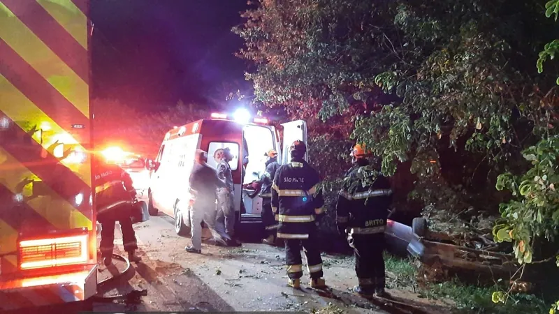 Dupla é resgatada após carro capotar em São José dos Campos