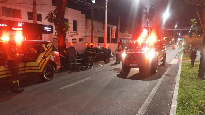 Carro bate contra árvore na Av. 9 de Julho e deixa 3 feridos, em São José