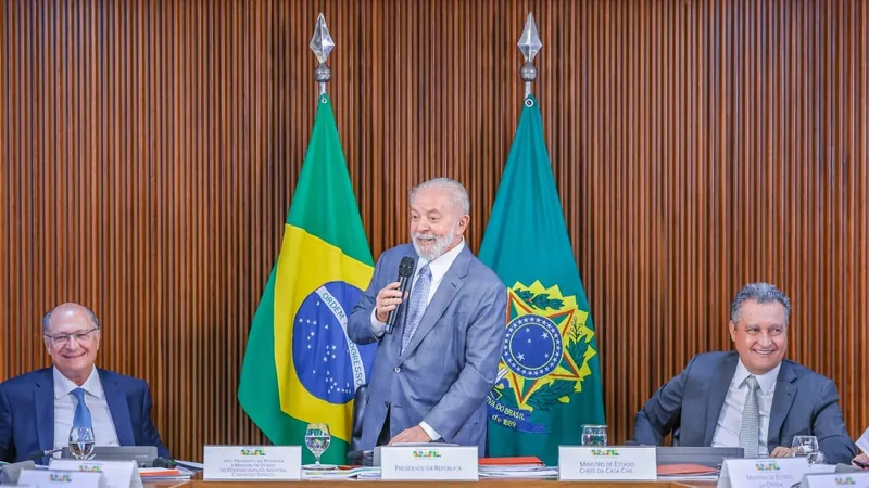 Lula durante reunião com ministros