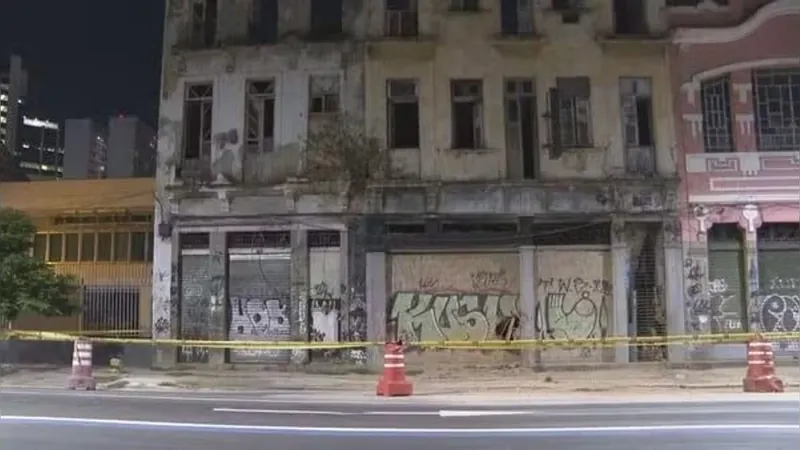 Prédio abandonado desaba no Centro do Rio