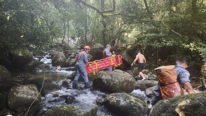 Homem é resgatado ao bater cabeça durante mergulho em cachoeira de Caraguatatuba