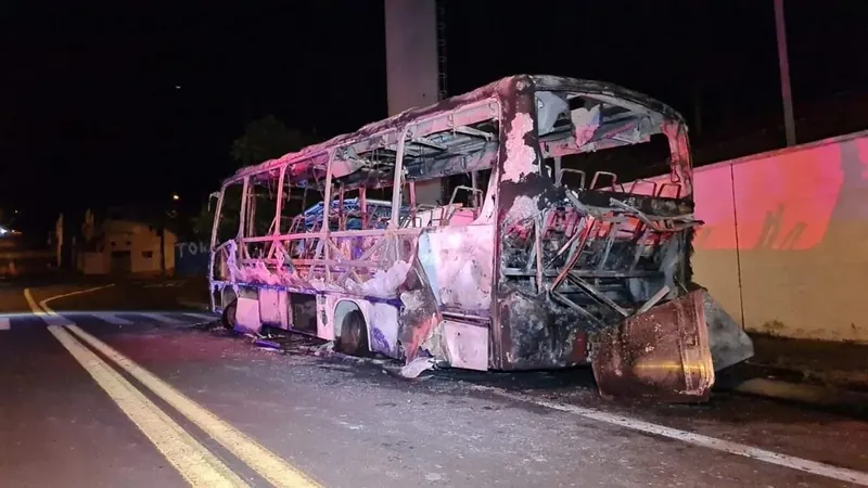 Ônibus são atacados e incendiados por criminosos em Limeira