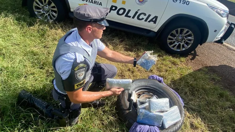 Carro é apreendido com 14 tijolos de cocaína escondidos no estepe