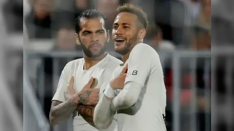 Daniel Alves pede ajuda de pai de Neymar para pagar fiança, diz jornal