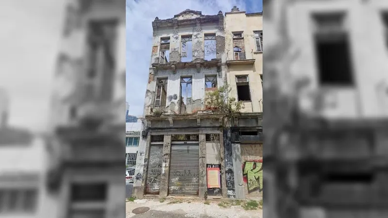 Parte de prédio abandonado desaba na Praça da República, no Rio