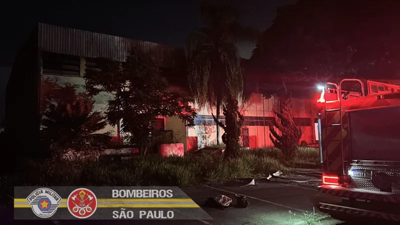 Incêndio em galpão mobiliza Corpo de Bombeiros em São José dos Campos