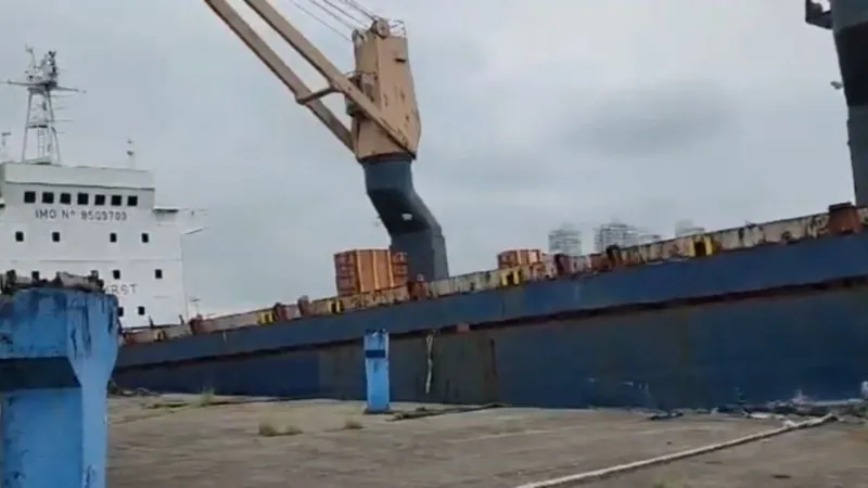 Navio está abandonado no Porto de Santos
