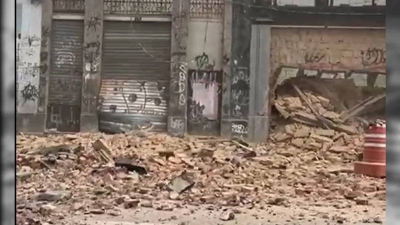 Prédio abandonado desaba no centro do Rio de Janeiro