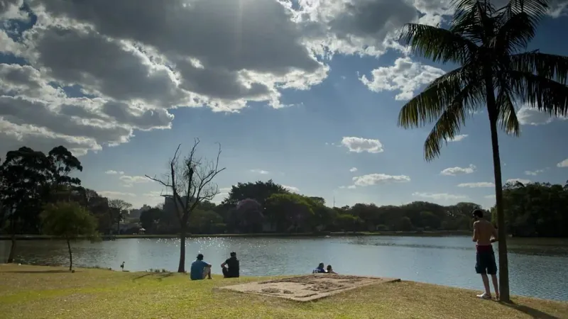 Brasil sobe cinco posições no ranking de felicidade global em 2024