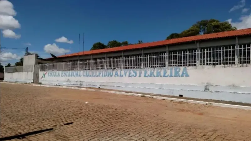 Adolescente ateia fogo em sala de aula e esfaqueia três pessoas